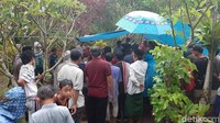Jenazah Hariyanto tiba di rumah duka di Desa Sumberpasir, Kecamatan Pakis, Kabupaten Malang, sekitar pukul 15.48 WIB, setelah menempuh perjalanan dari RS Moewardi, Surakarta.
