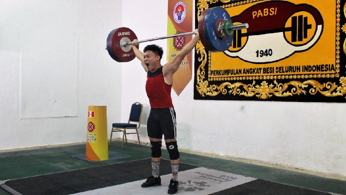 Muhammad Faathir, lifter muda RI yang meraih dua medali emas dan satu perak di Kejuaraan Dunia Remaja IWF Youth World Cup 2020.