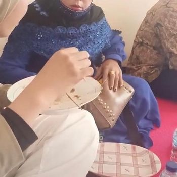 Ngakak! Ibu-ibu Ini Gasak Jeruk di Rumah Orang Dimasukkan Tas