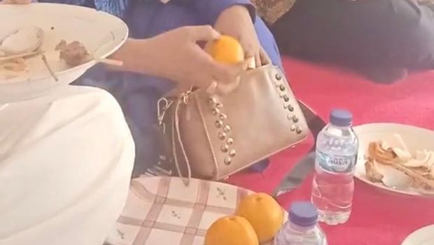 Ngakak! Ibu-ibu Ini Gasak Jeruk di Rumah Orang Dimasukkan Tas
