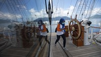 Pengunjung melintasi anjungan kapal dalam kegiatan open ship KRI Bima Suci yang bersandar di Dermaga TNI AL Faslabuh, Selat Lampa, Kabupaten Natuna, Kepulauan Riau, Jumat (13/11/2020).  
