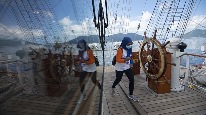 'OPEN SHIP' BIMA SUCI DENGAN PROTOKOL KESEHATAN Bintara Utama Serka Bah Umar Sabat (keempat kiri) memnyampaikan informasi kepada para siswa peserta 'open ship' KRI Bima Suci yang bersandar di Dermaga TNI AL Faslabuh, Selat Lampa, Kabupaten Natuna, Kepulauan Riau, Jumat (13/11/2020). Open Ship' yang digelar untuk memperkenalkan KRI Bima Suci kepada masyarakat tersebut dilakukan dengan menerapkan protokol kesehatan secara ketat, termasuk pengunjung harus melakukan 'rapid test,' untuk mencegah penyebaran virus corona. ANTARA FOTO/Aditya Pradana Putra/foc.