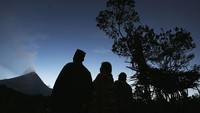 Masyarakat di Dusun Turgo pun telah melakukan pemetaan risiko bencana mandiri. Mereka membuat jalur evakuasi, titik kumpul, beserta rambu-rambu. Bahkan membangun pos pengamatan Gunung Merapi. Getty Images/Dimas Ardian, Foto Arsip 2006.  