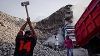 Kendati rawan bencana, masyarakat hingga kini masih banyak yang menghuni kawasan Merapi. Hal ini karena Merapi merupakan penggerak ekonomi dari tujuh sektor, yaitu pertanian, perkebunan, peternakan, perikanan, kehutanan, pertambangan, dan pariwisata. Getty Images/Ulet Ifansasti  