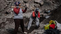 Dari letusan yang keluar dari perut Gunung Merapi, bisa mengeluarkan pasir yang hitam. Pasir hitam tersebut bisa digunakan untuk membangun kontruksi bangunan yang begitu kuat. Selain itu pasir dari Gunung Merapi juga sangat terkenal kualitasnya di Indonesia. Getty Images/Ulet Ifansasti  