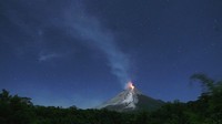 Saat terjadinya letusan pada tahun 2006 dan 2010 lalu, letusan yang ditimbulkan membuat erupsi yang membuat warga yang bermukim di lereng Merapi menjadi cemas. Abu vulkanik yang ditimbulkan oleh letusan bisa mengancam manusia. Getty Images/Dimas Ardian, Foto Arsip 2006.  