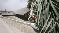 Saat itu, lebih dari 300.000 orang terpaksa mengungsi. Sedikitnya, 353 orang tewas. Nilai kerugian materialnya pun ditaksir mencapai Rp 4,23 triliun. Getty Images/Dimas Ardian, Foto Arsip.  