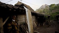 Seperti warga yang sudah menyiapkan sebuah tas yang disebut sebagai tas siaga bencana. Tas yang diberikan oleh pemerintah melalui BPBD tersebut berisi surat-surat berharga dan juga surat kepemilikan tanah. Fungsinya untuk meletakkan berkas penting dalam sebuah tas yang bisa diselamatkan dengan cepat jika terjadi erupsi. Getty Images/Ulet Ifansasti, Foto Arsip 2010.  