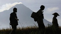Gunung Merapi saat ini dilaporkan menggembung akibat peningkatan vulkanik. Bahkan, data-data memperkirakan erupsi akan terjadi dalam waktu dekat. Getty Images/Dimas Ardian, Foto Arsip 2006.  
