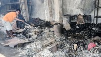 Akibat kebakaran ini, sebagian besar kios yang berada di lantai satu dan dua Pasar Weleri hangus terbakar. 