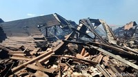 95 persen kios di pasar tradisional dua lantai itu ludes terbakar.