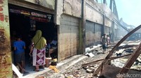 Belum diketahui pasti kerugian maupun jumlah kios secara keseluruhan yang terbakar.