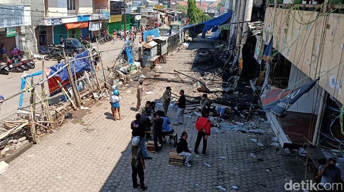 Pasar Weleri Kendal Terbakar Pasar Weleri di Kecamatan Weleri Kabupaten Kendal terbakar, Kamis (12/11/2020) malam. 95 persen kios di pasar tradisional dua lantai itu ludes terbakar.