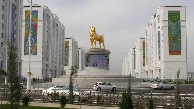 Saking sayang dengan anjing peliharaannya, Presiden Turkmenistan Gurbanguly Berdymukhamedov membuat patung anjing raksasa setinggi 6 meter di ibu kota.