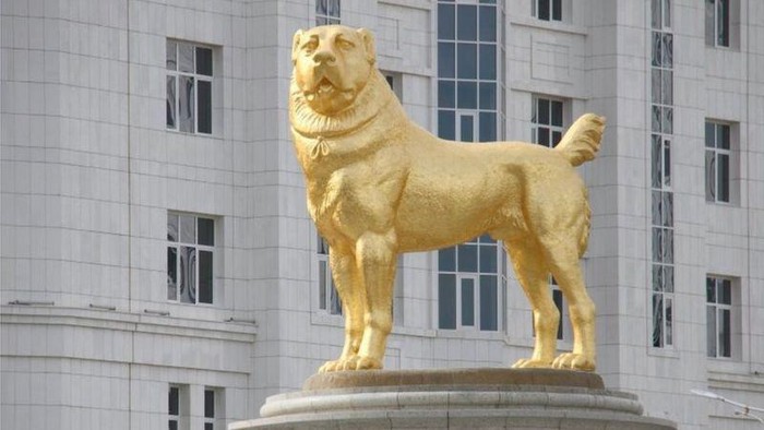 Saking sayang dengan anjing peliharaannya, Presiden Turkmenistan Gurbanguly Berdymukhamedov membuat patung anjing raksasa setinggi 6 meter di ibu kota.