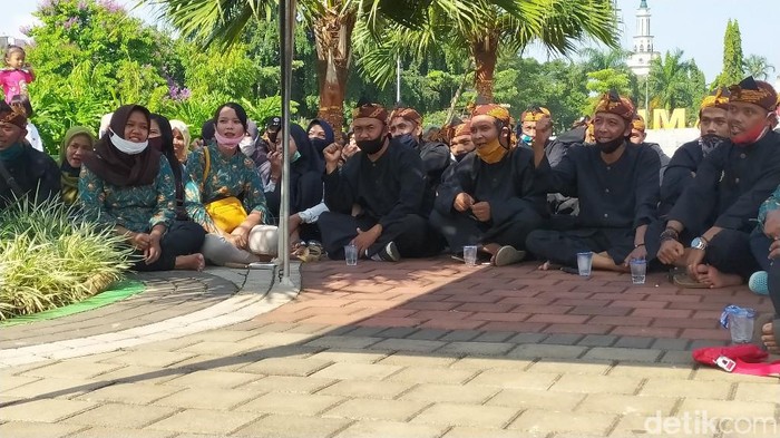 Pedagang alun-alun di ciamis pakai baju pangsi