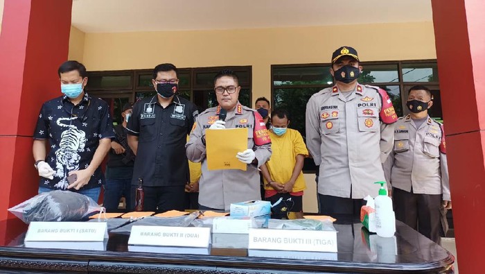 Pelaku melakukan perlawanan saat hendak ditangkap sehingga ditembak di bagian kakinya. Sebelumnya polisi telah menangkap 2 pelaku lainnya.