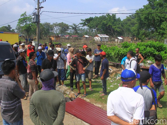 Pemasangan pembatas lahan milik PT Pelindo II Bengkulu di Kelurahan Sumber Jaya, Kota Bengkulu, diwarnai kericuhan (Hery S/detikcom)
