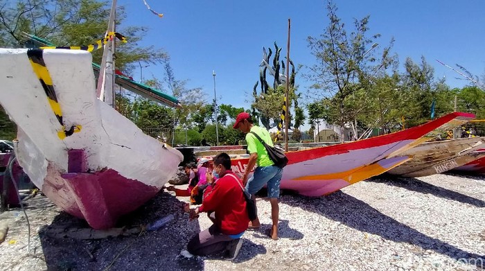 Pemkot Surabaya sudah memberikan bantuan hibah cat terhadap perahu nelayan yang rusak