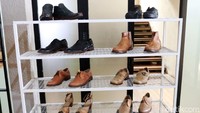 Ide membuat sepatu dari bahan kulit ceker ayam ini terinspirasi dari jurnal ilmiah yang meneliti soal penyemakan kulit.