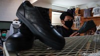 Nurman bisa memproduksi sepatu full kulit ceker ayam dan semi kulit ceker ayam yang dipadukan dengan kulit sapi atau kulit domba.