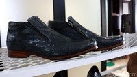 Meski harganya cukup mahal, sepatu berbahan baku kulit ceker ayam ini diminati warga dunia.