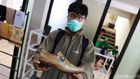 Nurman Farieka Rhamdani menunjukkan sepatu kulit ceker ayam yang diproduksinya.
