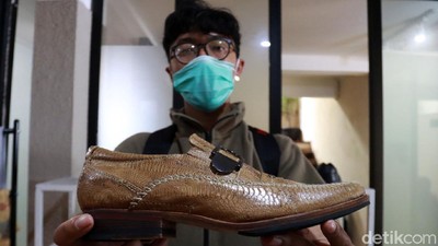 Raup Untung dari Sepatu Kulit Ceker Ayam