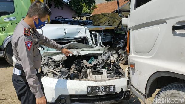 Penampakan mobil yang dikendarai rombongan DPRD Malang F-PDIP yang kecelakaan di Tol Ngawi-Solo, Jumat (13/11/2020) dini hari. Mobil itu kini berada di halaman Sat Lantas Polres Sragen.