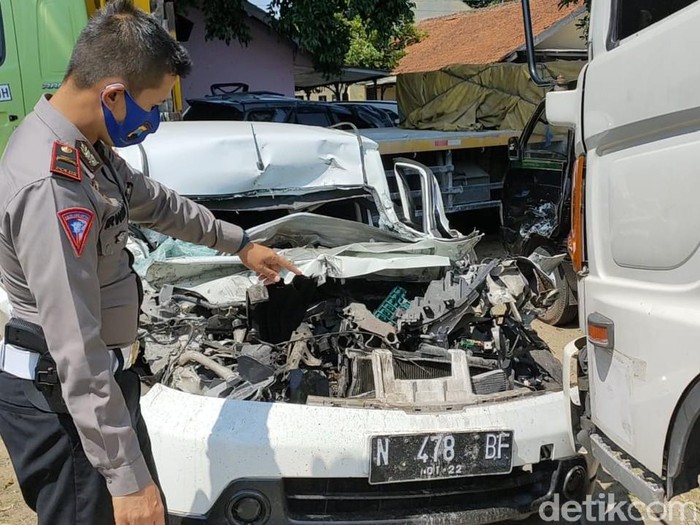 Penampakan mobil yang dikendarai rombongan DPRD Malang F-PDIP yang kecelakaan di Tol Ngawi-Solo, Jumat (13/11/2020) dini hari. Mobil itu kini berada di halaman Sat Lantas Polres Sragen.