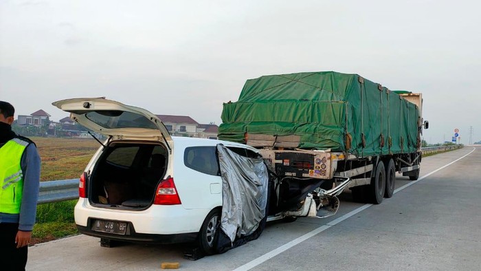 Penampakan mobil yang dikendarai rombongan DPRD Malang F-PDIP yang kecelakaan di Tol Ngawi-Solo, Jumat (13/11/2020),