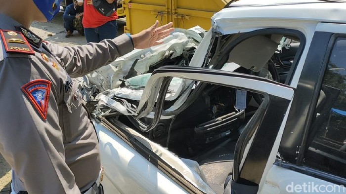 Penampakan mobil yang dikendarai rombongan DPRD Malang F-PDIP yang kecelakaan di Tol Ngawi-Solo. Foto diambil Jumat (13/11/2020).