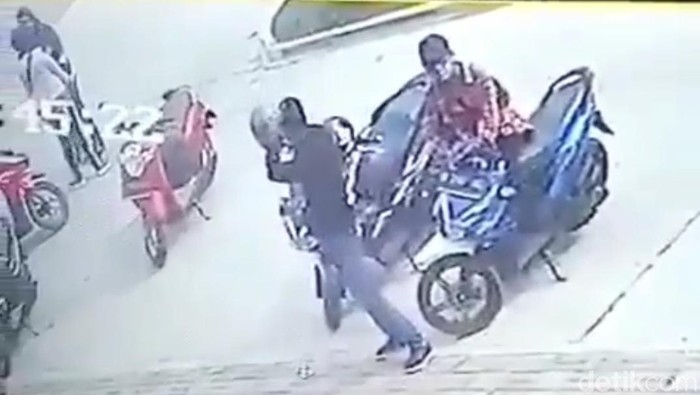 Pencuri Motor di Ciparay Bandung Terekam CCTV