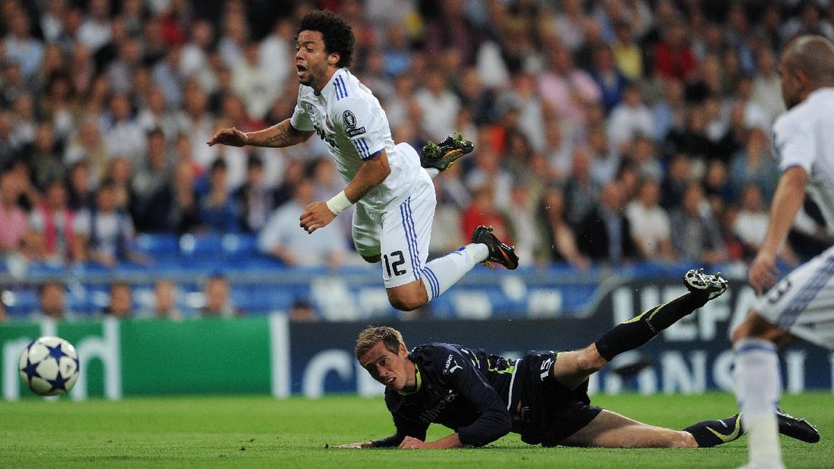 Momen Peter Crouch menekel Marcelo di pertandingan Real Madrid vs Tottenham Hotspur di Liga Champions 2010/2011. (Foto: Jasper Juinen/Getty Images)