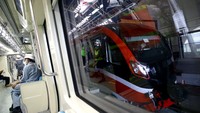 Kereta Lintas Rel Terpadu (LRT) melakukan uji coba di ruas Taman Mini-Cibubur, Jakarta, Rabu (11/11/2020). Operasi LRT Jabodebek mundur dari target. Awalnya ditargetkan bisa beroperasi di akhir 2021, namun kini mundur ke pertengahan 2022. Grandyos Zafna/detikcom.
