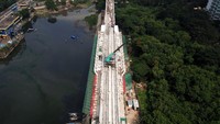 Lintasan LRT Jabodebek Cawang-Dukuh Atas telah tersambung semua. Hal itu ditandai dengan pengecoran jembatan bentang panjang alias long span di Dukuh Atas. Jembatan bentang panjang yang hari ini melakukan pengecoran terakhir panjangnya 128 meter. Menurut Direktur Utama Adhi Karya Entus Asnawi Mukhson pekerjaan ini menandai selesainya pengerjaan lintasan atas LRT Jabodebek tahap I. Grandyos Zafna/detikcom.