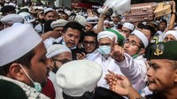 Imam Besar FPI Habib Rizieq Syihab akhirnya tiba di Indonesia. Habib Rizieq langsung keluar dari Terminal 3 dan langsung berorasi. 