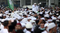 Tiba di Petamburan, Habib Rizieq juga disambut pendukung. Massa yang mendengarkan orasinya pun membalas dengan keriuhan.