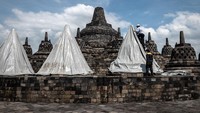 Gunung Merapi kini berstatus Siaga, Balai Konservasi Borobudur (BKB) akhirnya menutup stupa Candi Borobudur sebagai langkah antisipasi jika terjadi erupsi. Getty Images/Ulet Ifansasti.