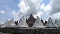 Stupa Candi Borobudur ditutup sebagai langkah antisipasi melindungi batu candi dari abu vulkanik jika gunung Merapi Erupsi. Eko Susanto/detikcom.