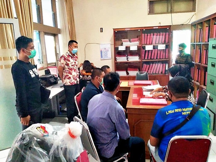Polres Bukittinggi, Sumatera Barat, menyerahkan satu tersangka di kasus pengeroyokan prajurit TNI kepada Kejaksaan Negeri (Kejari) Bukittinggi. Tersangka tersebut adalah BS (16).