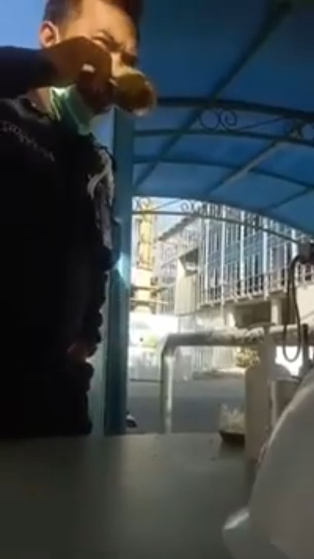 Prank Temannya Pakai Kopi Air Got, Satpam Ini Dihujat Netizen