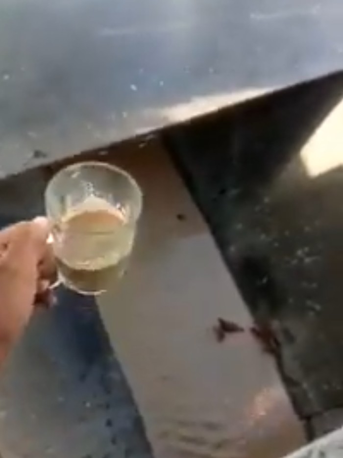 Prank Temannya Pakai Kopi Air Got, Satpam Ini Dihujat Netizen