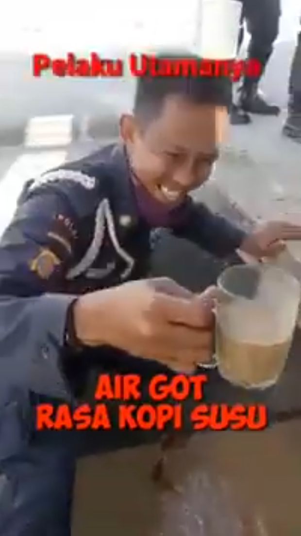 Prank Temannya Pakai Kopi Air Got, Satpam Ini Dihujat Netizen
