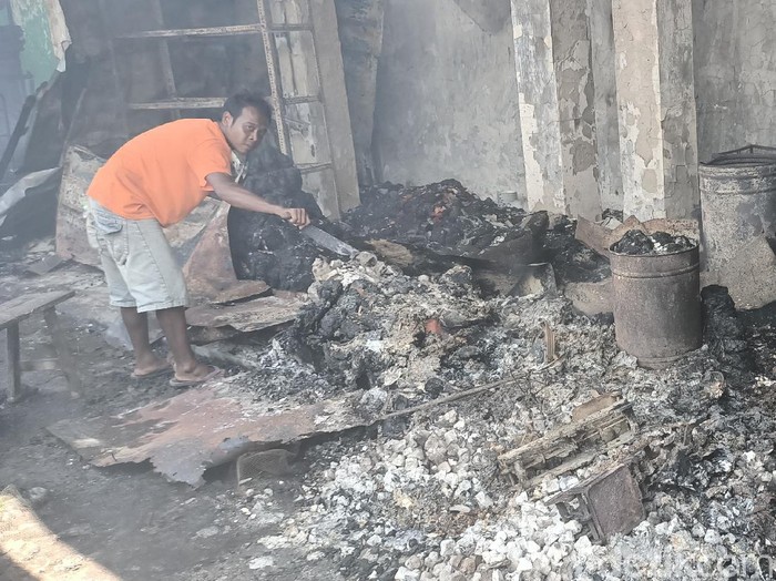 Puing-puing Pasar Weleri Kendal yang terbakar hebat pada Kamis (12/11) malam.