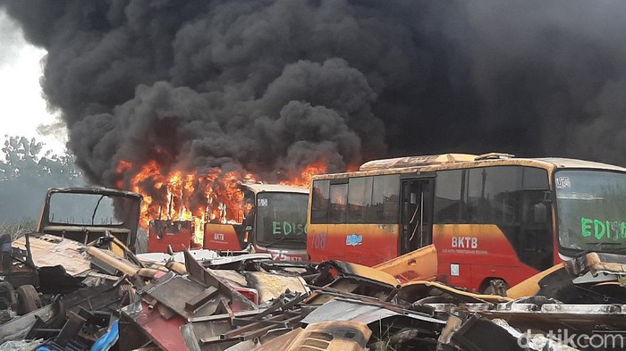 Kebakaran terjadi di lokasi penampungan bangkai bus Trans Jakarta di Desa Dramaga, Bogor. Puluhan bangkai bus nampak hangus terbakar.