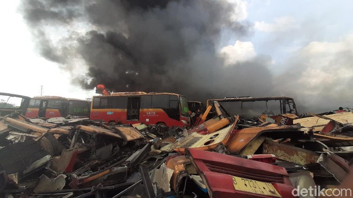 Kebakaran terjadi di lokasi penampungan bangkai bus Trans Jakarta di Desa Dramaga, Bogor. Puluhan bangkai bus nampak hangus terbakar.