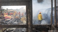 Tim pemadam kebakaran dari Kota dan Kabupaten Bogor masih berjibaku memadamkan api.