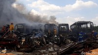 Sedikitnya sudah ada 11 unit damkar didatangkan ke lokasi untuk melakukan pemadaman.