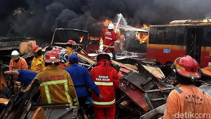 Puluhan Bangkai Bus TransJ di Bogor Terbakar Kebakaran terjadi di lokasi penampungan bangkai bus Trans Jakarta di Desa Dramaga, Bogor. Puluhan bangkai bus nampak hangus terbakar.
